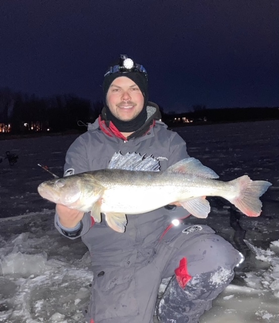 Doré de 29 pouces sur glace au fleuve